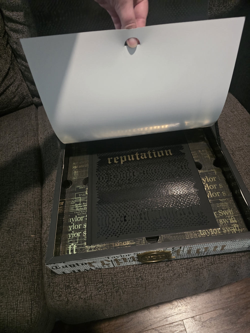 Taylor Swift | Complete & Working Reputation Tour VIP Box - Picture 7 of 9